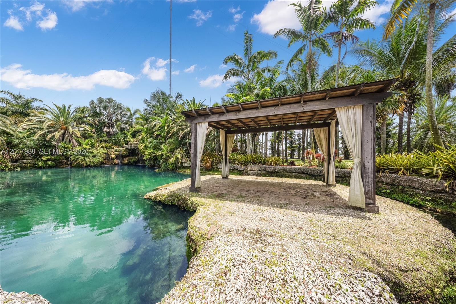REDLAND ESTATE W/ GROTTO - Residential