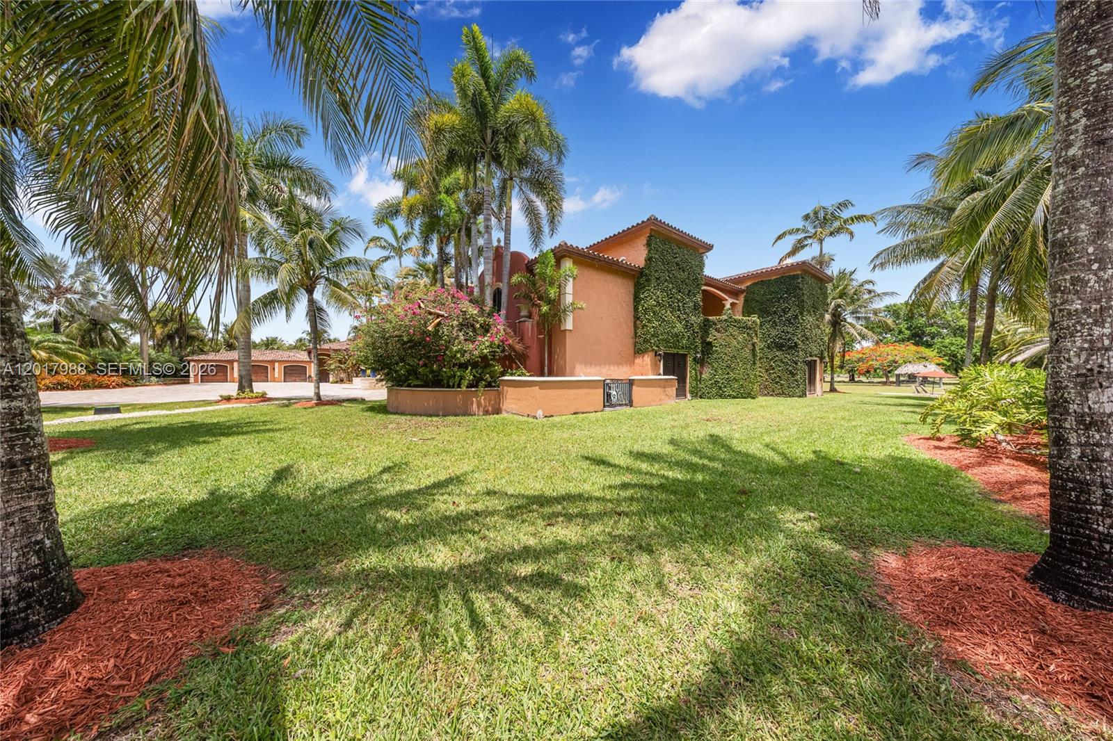 REDLAND ESTATE W/ GROTTO - Residential