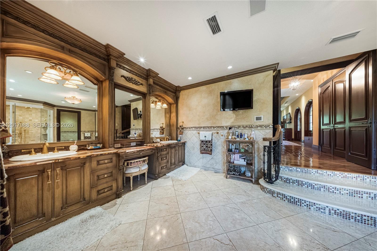 REDLAND ESTATE W/ GROTTO - Residential
