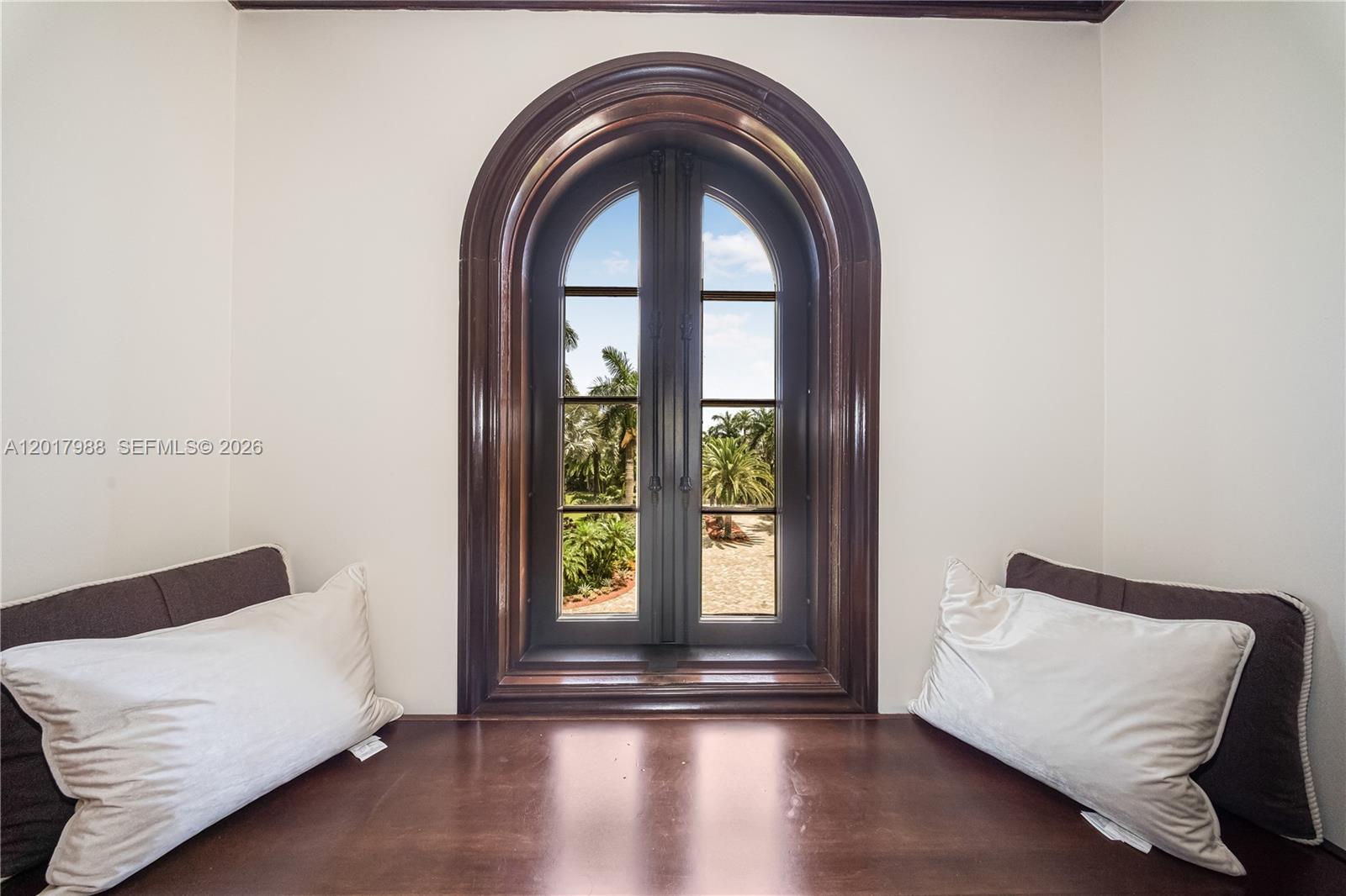 REDLAND ESTATE W/ GROTTO - Residential