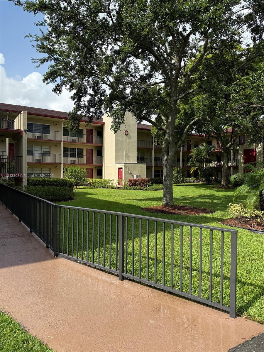 Property for Sale at 13300 Sw 1st St 109O, Pembroke Pines, Miami-Dade County, Florida - Bedrooms: 1 
Bathrooms: 2  - $134,000