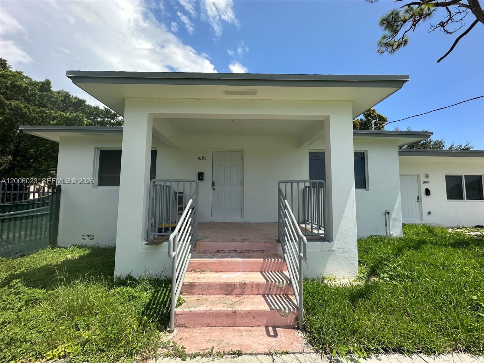 1095 NE 149th St .