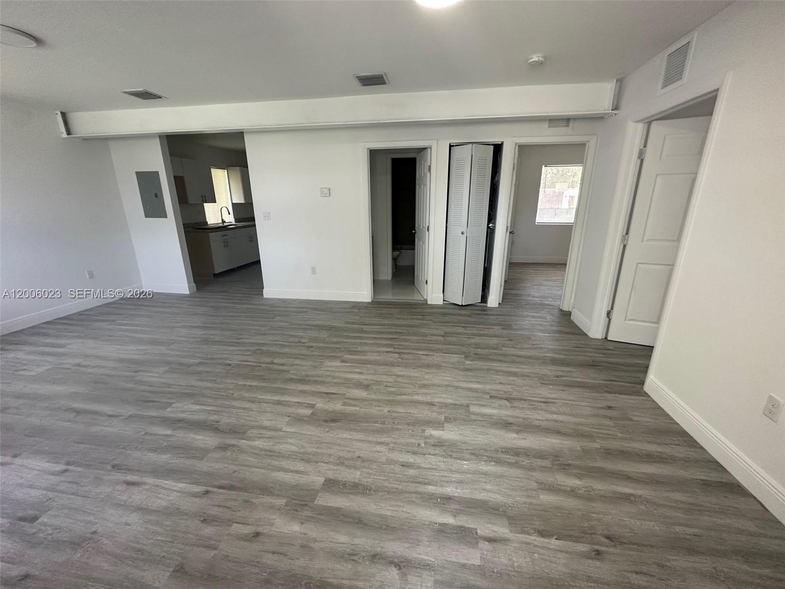 1095 NE 149th St .
