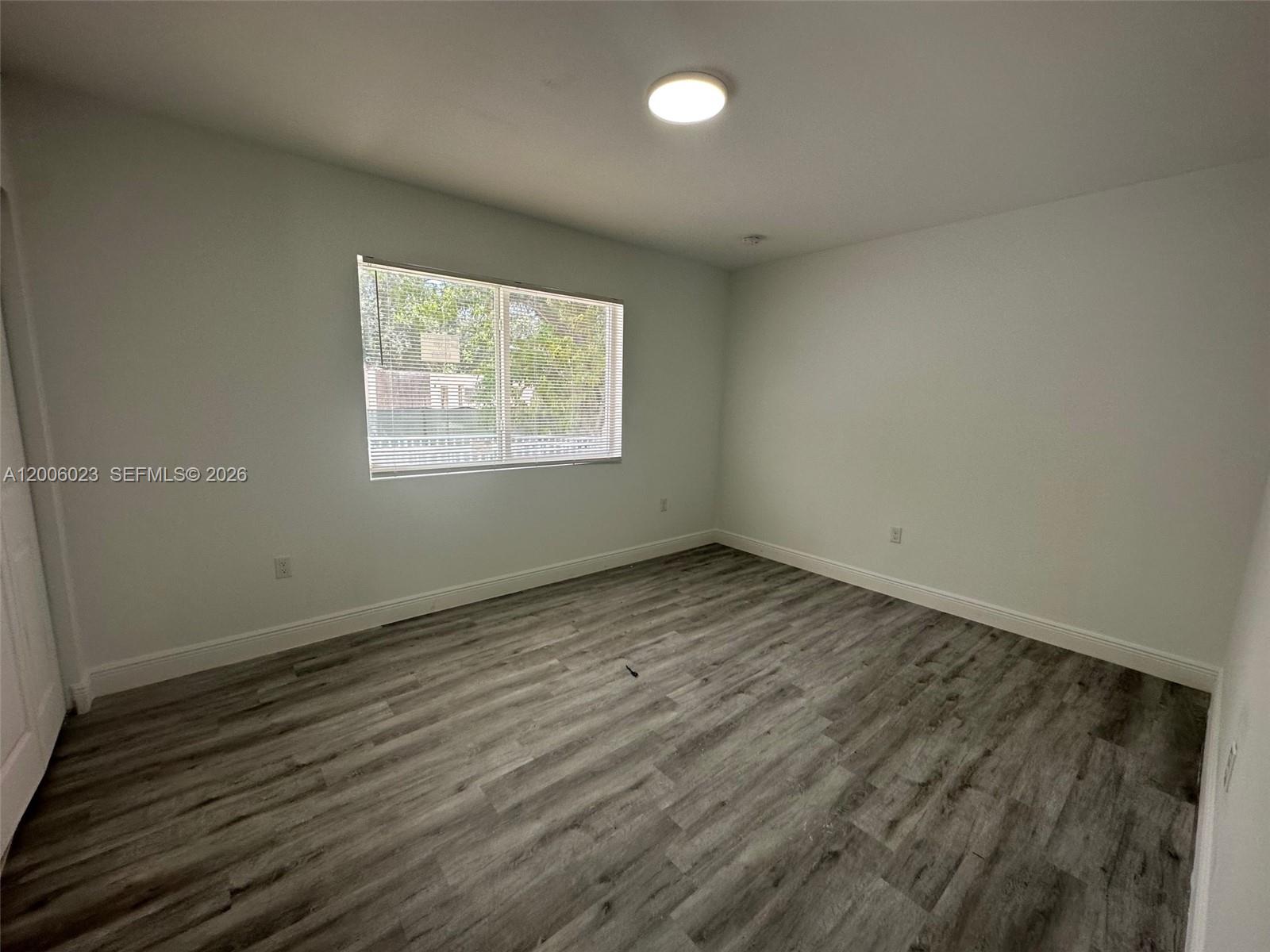 1095 NE 149th St .