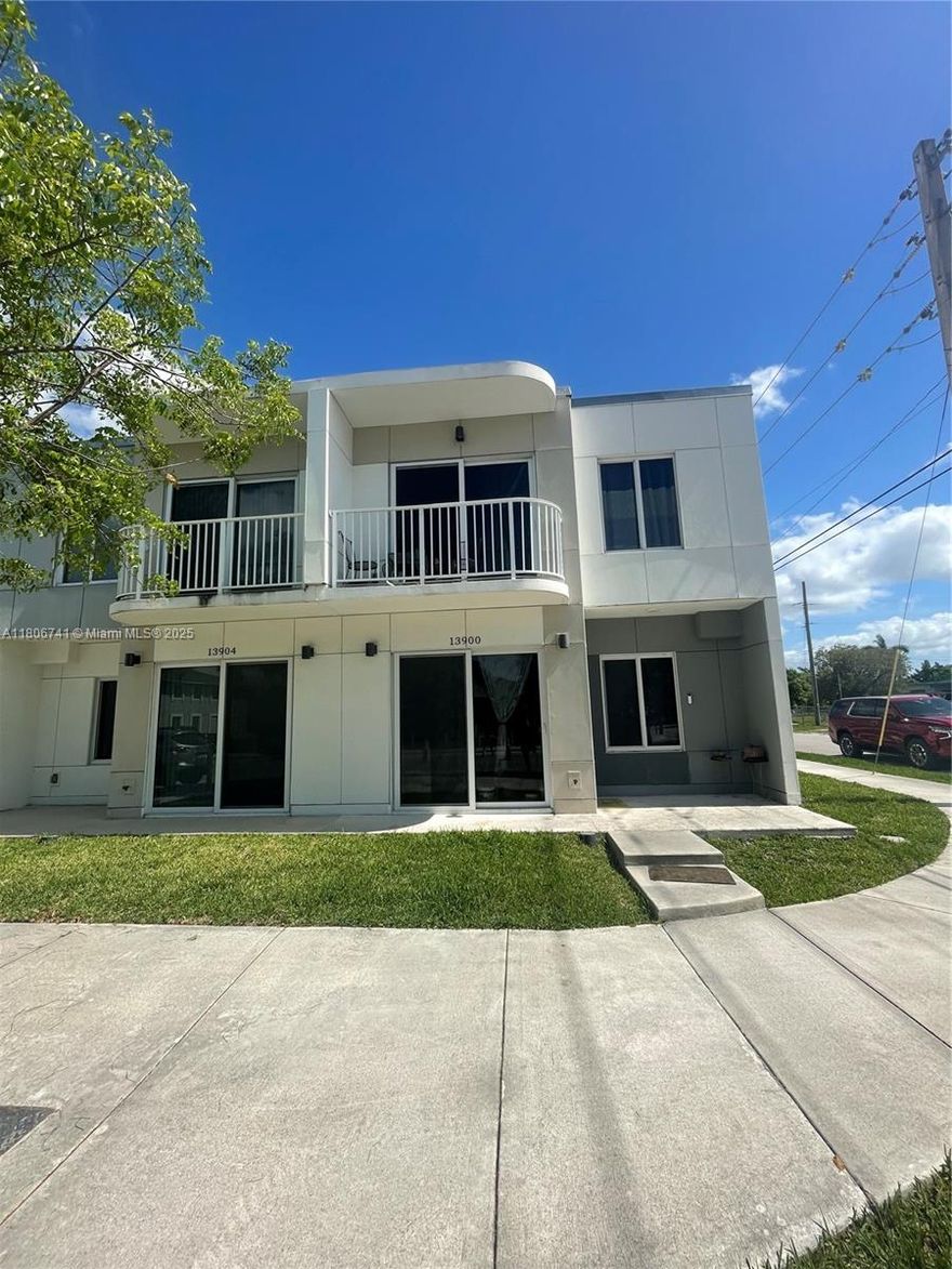 Beautiful Townhouse on the corner , 4 bedrooms, 3.5 bathrooms, 2 parking spaces, Impact windows & Doors. Concrete Structure.  Kitchen with stainless appliances,  Washer and Dryer. 1 Master downstairs that could be an efficENCY whit private entrance, exelent for extra income. And 2nd master upstairs. Close LOW HOA.MUST SEE