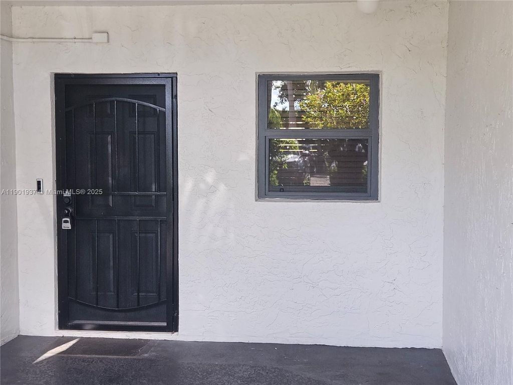 Photo of 1021 Mockingbird Ln #105, Plantation, FL 33324 (MLS # A11901937)