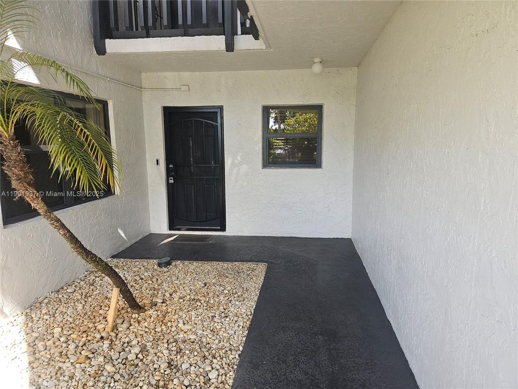 Photo of 1021 Mockingbird Ln #105, Plantation, FL 33324 (MLS # A11901937)