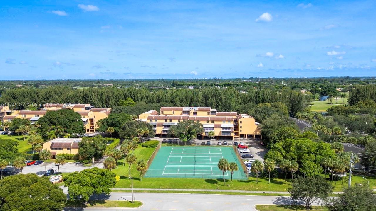 Property for Sale at 400 Commodore Dr 309, Plantation, Miami-Dade County, Florida - Bedrooms: 3 
Bathrooms: 3  - $350,000