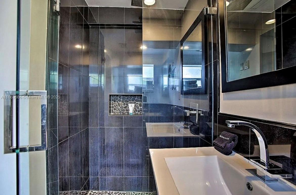 LAUDERDALE ISLES NO 2-BLK - Residential Lease