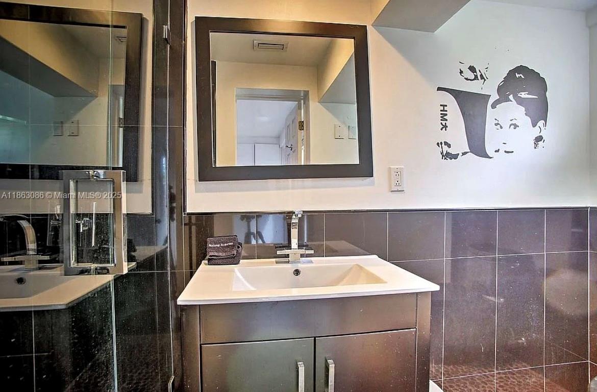 LAUDERDALE ISLES NO 2-BLK - Residential Lease