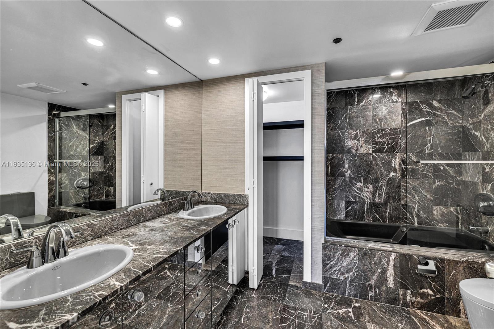 TURNBERRY ISLE SOUTH COND - Residential