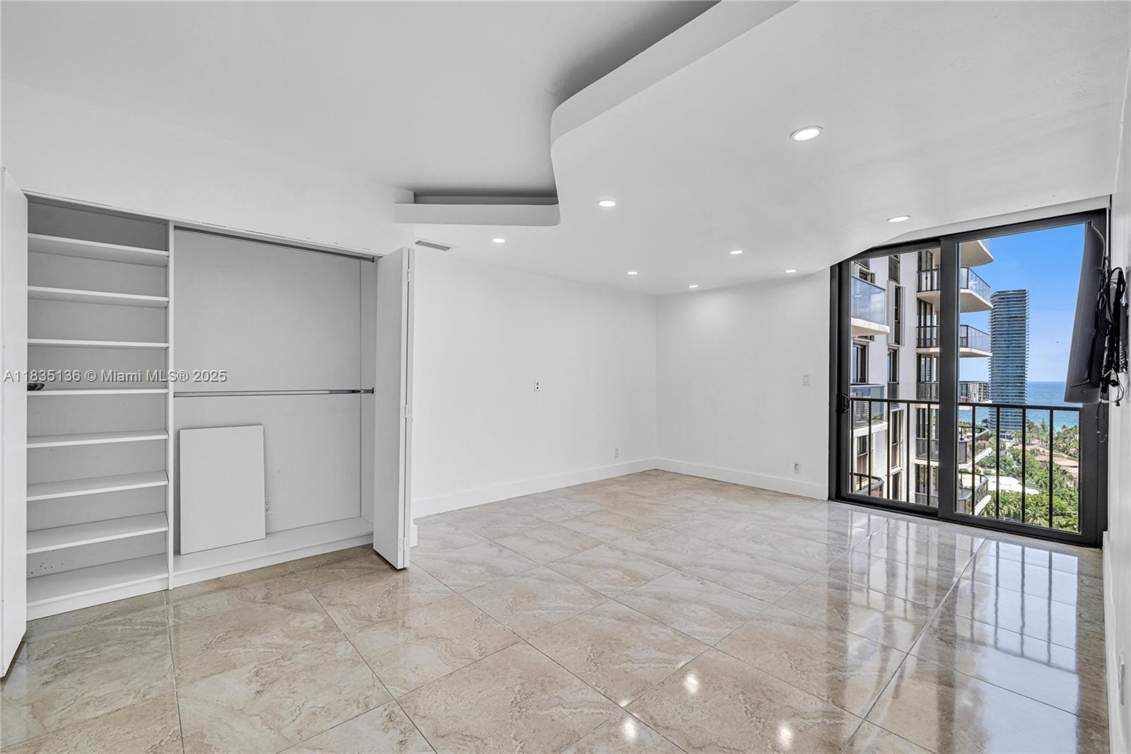 TURNBERRY ISLE SOUTH COND - Residential