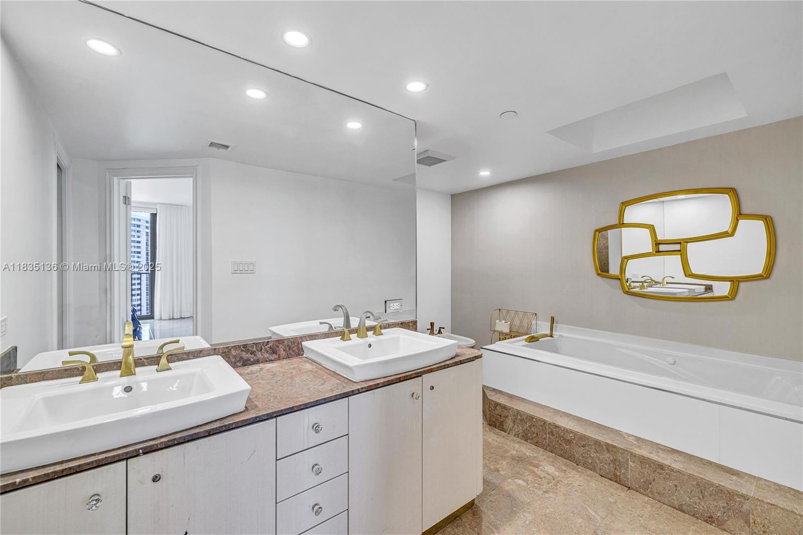 TURNBERRY ISLE SOUTH COND - Residential