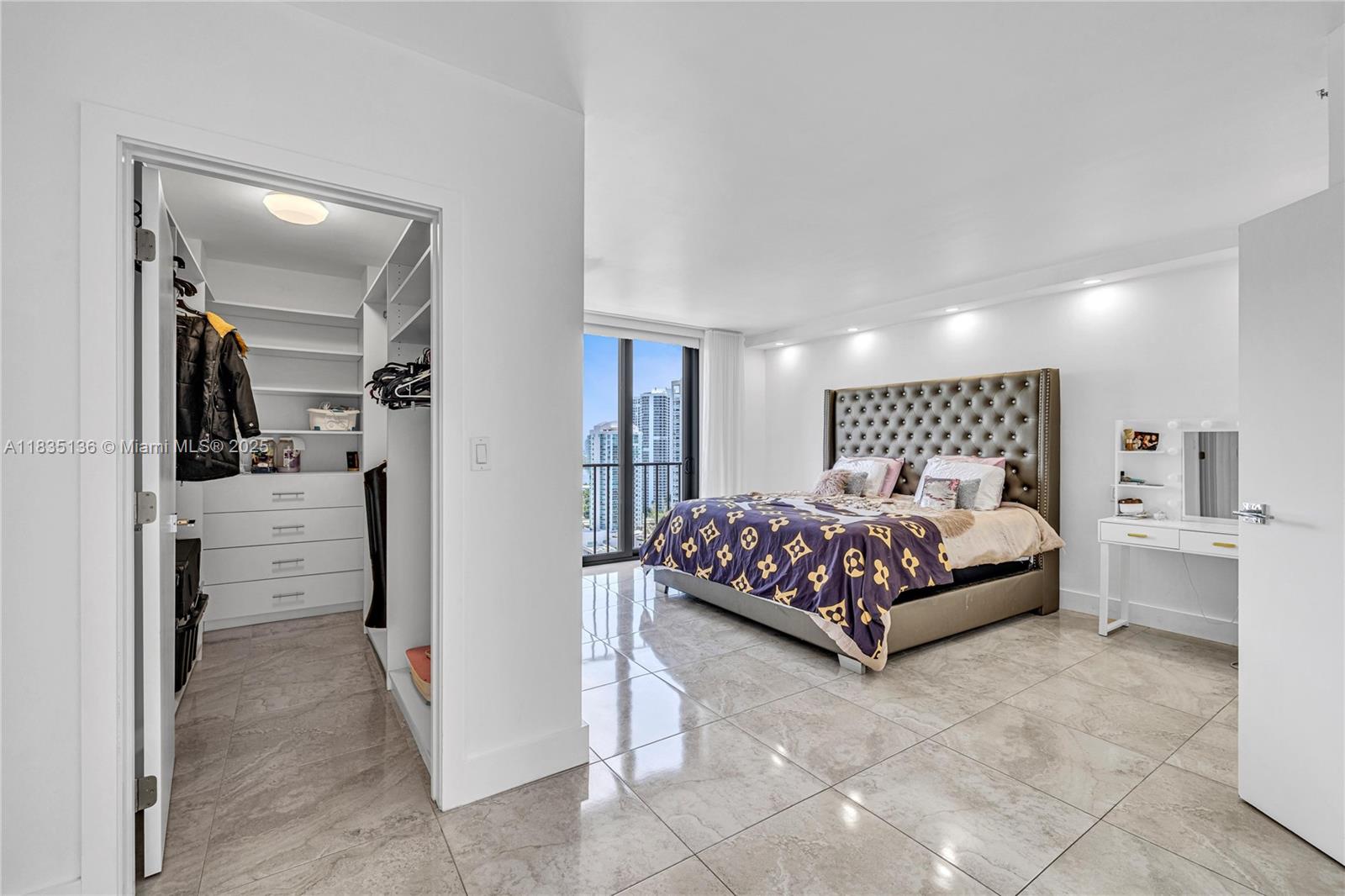 TURNBERRY ISLE SOUTH COND - Residential