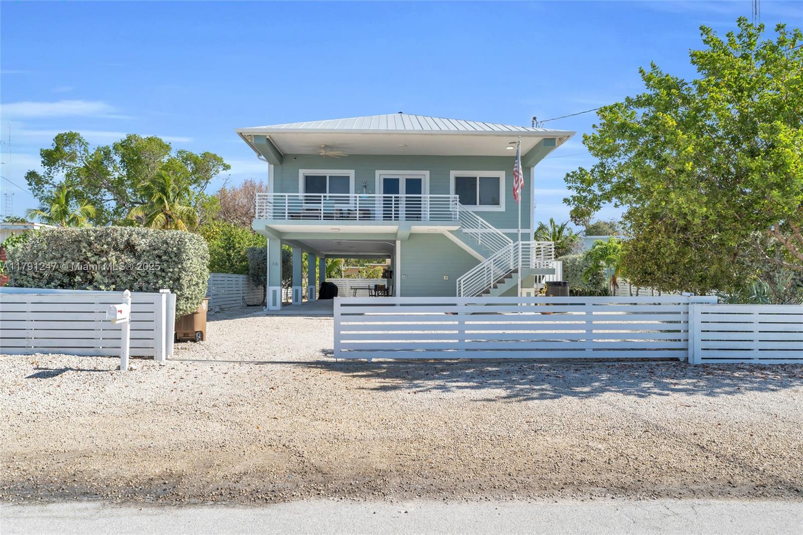 16 N Channel Dr, Key Largo, Monroe County, Florida - 4 Bedrooms  
3 Bathrooms - 