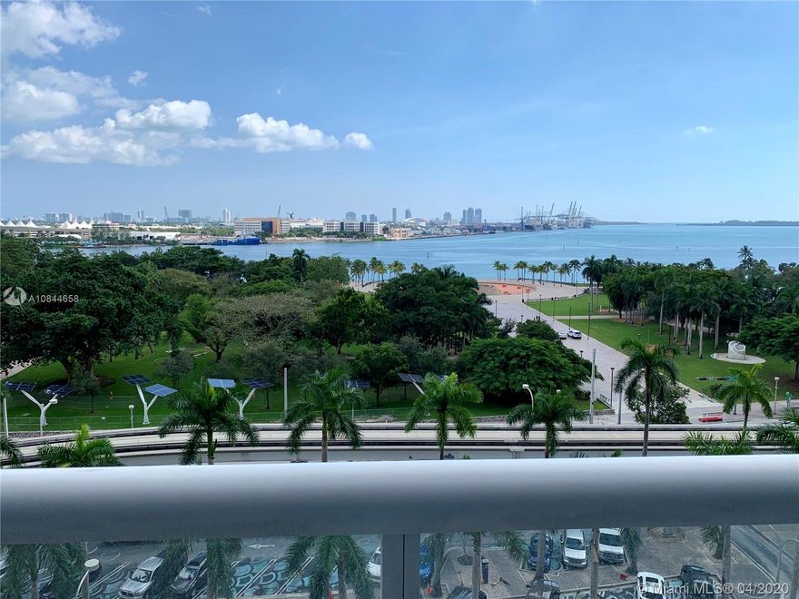 FULLY APPOINTED EXECUTIVE STUDIO IN THE CENTER OF DOWNTOWN MIAMI. FROM THE NINTH FLOOR, YOU CAN
SEE THE BAY AND PARK FROM A NICE LARGE BALCONY. EVERYTHING YOU NEED IS HERE, JUST BRING YOUR
TOOTHBRUSH. WOLF & BOSCH APPLIANCES, MARBLE BATHROOM WITH WHIRL POOL TUB. INTERIOR WAS
PROFESSIONALLY DESIGNED BY ROCKWELL GROUP. 50 BISCAYNE CONDO OFFERS A WIDE ARRAY OF AMENITIES
INCLUDING AN AMAZING POOL DECK, FITNESS CENTER, SPA, 24 HOUR LOBBY, AND MORE.