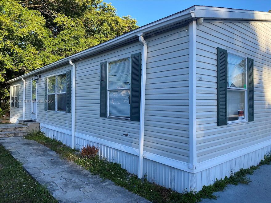 Well-maintained 3-bedroom, 2-bathroom mobile home located in a quiet and peaceful area. The property features a comfortable and spacious living area, ideal for everyday living and relaxing. Functional layout with ample natural light, offering a welcoming and cozy atmosphere. A great opportunity for comfortable living in a serene setting.