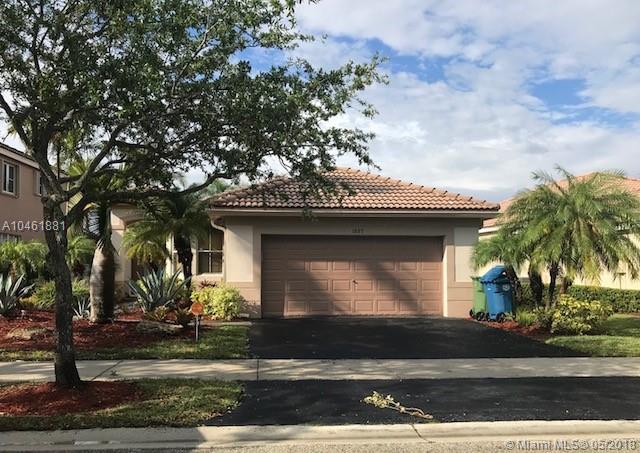 Beautiful house with upgrades! Kitchen with granite countertops. Stainless steel appliances. Excellent community! Club House with two swimming pools, and an amazing kids area with minigolf.