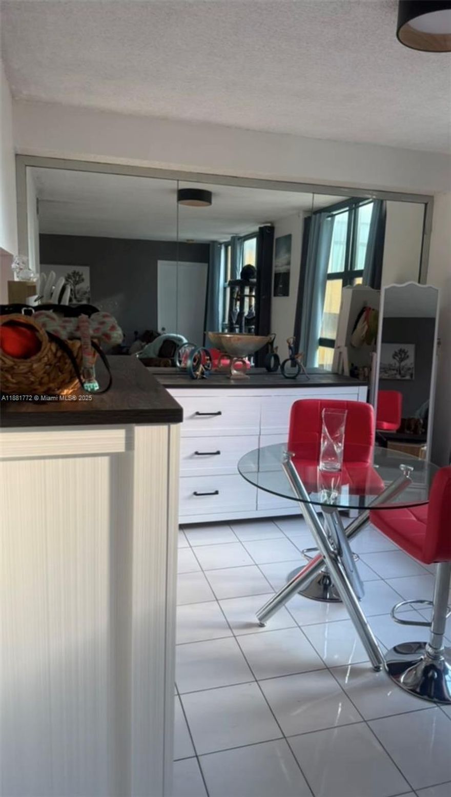 AMAZING LOCATION! Beautiful 1 bedroom / 1 bathroom unit, with a great kitchen, dining, and living area layout.  Washer and dryer inside the unit. Enjoy the amenities of the condominium such as pool and fitness center. 
The unit is located 5 min away from FIU. Close to top-rated schools, shops, dining, expressways, hospitals. Move-in-ready!
