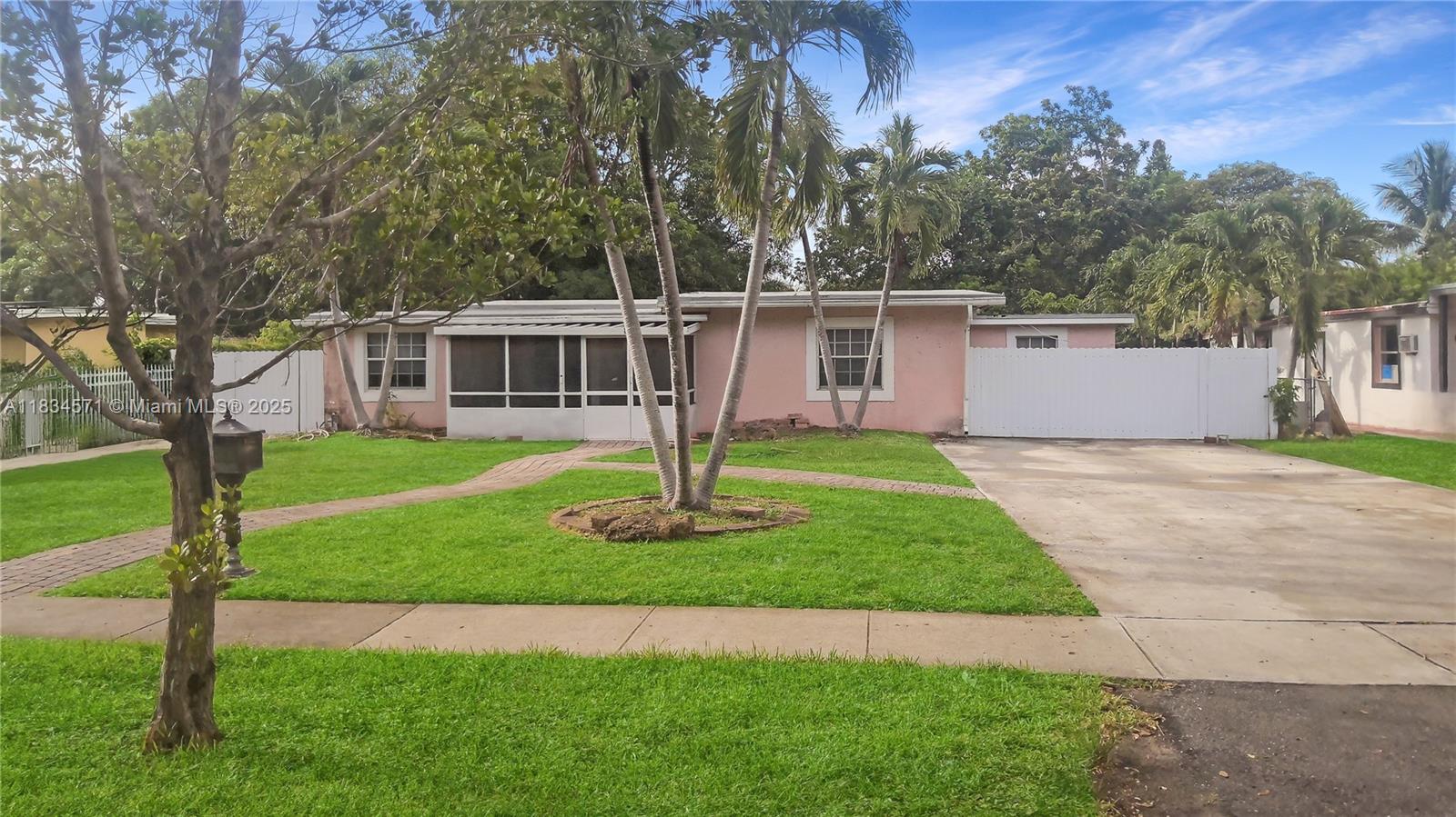 841 NE 139th St, North Miami, FL, 33161/$550,000 1 841 NE 139th St