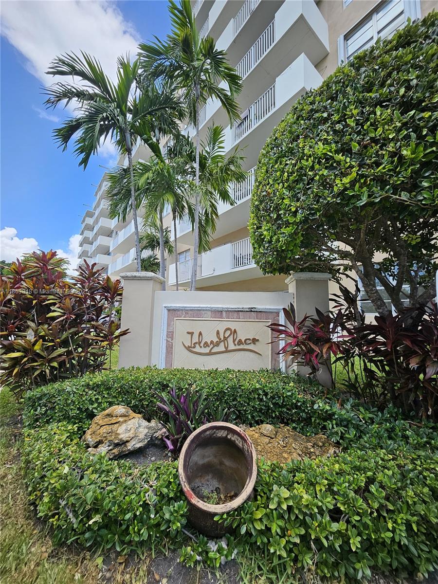 Spacious unit with a walk-in closet. These units are located on an upscale neighborhood in North Bay Village, right on the intracoastal. Exterior features include well maintained building with a beautiful lobby, a pool, a gym and 24 hour security. Become part of rapidly developing North Bay Village and experience the South Florida Water Views! Perfect for personal use or as an investment.