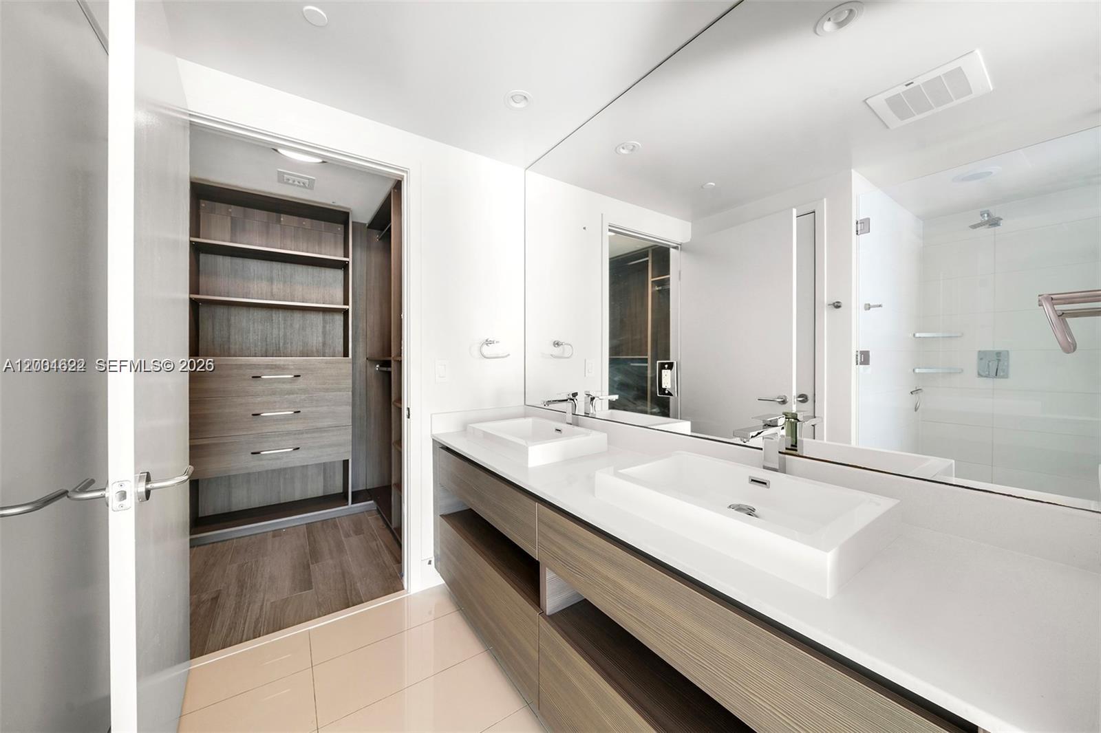 ICON BAY CONDO - Residential