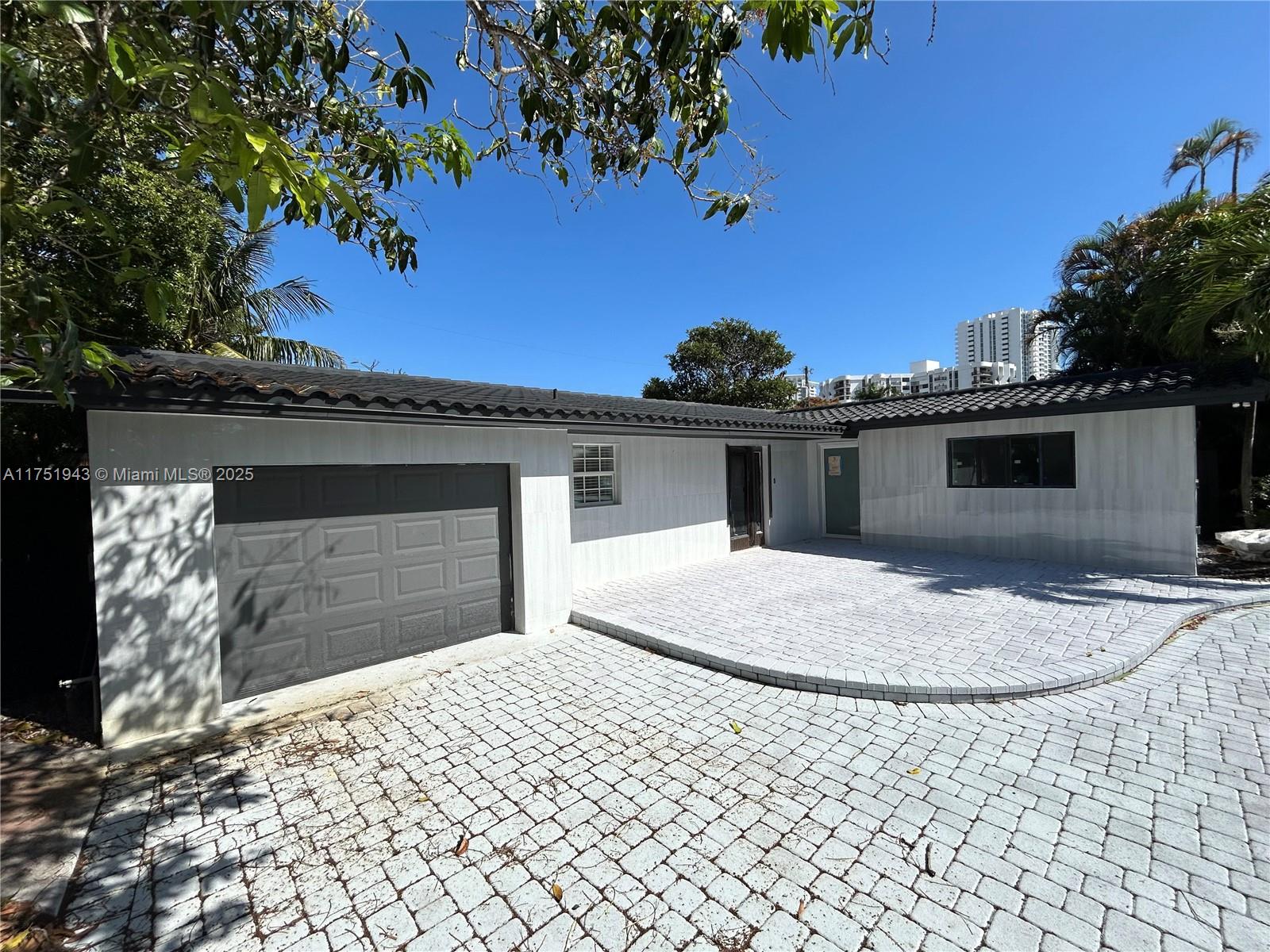 3261 Oleander Way
