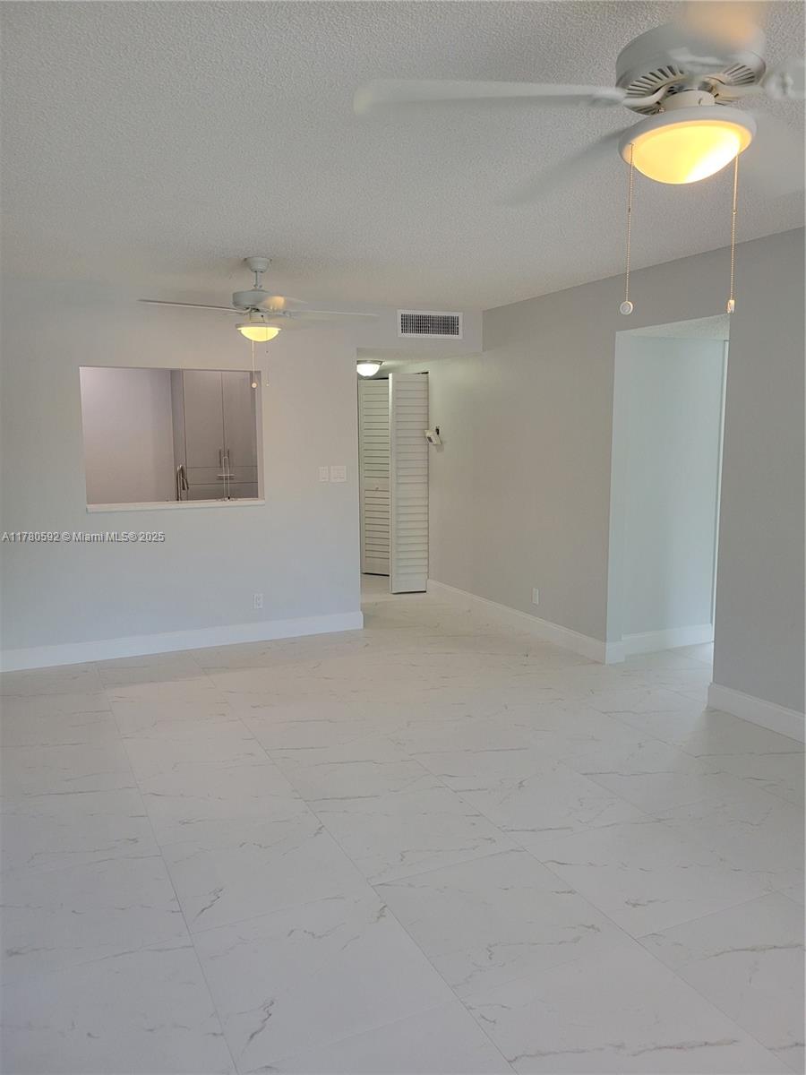 Fully updated 2bed 1bath in the heart of coral springs. Fall in love with this updated 2 Bedroom apartment in Coral
Springs!!Stainless steel appliances, Remodeled kitchen with quartz counter tops, Huge screened balcony, large
rooms and closet, Washer and Dryer inside, Updated bathroom, Assigned parking with plenty of guest spots
available. Multiple pools, Basketball, Tennis courts and more!!!! Schedule you’re showing today. Community
features 4 pools ,gym, sauna, tennis courts, walk to park, downtown coral springs lot more to list. As per
Association minimum 650 credit score required !! Easy to Show !!