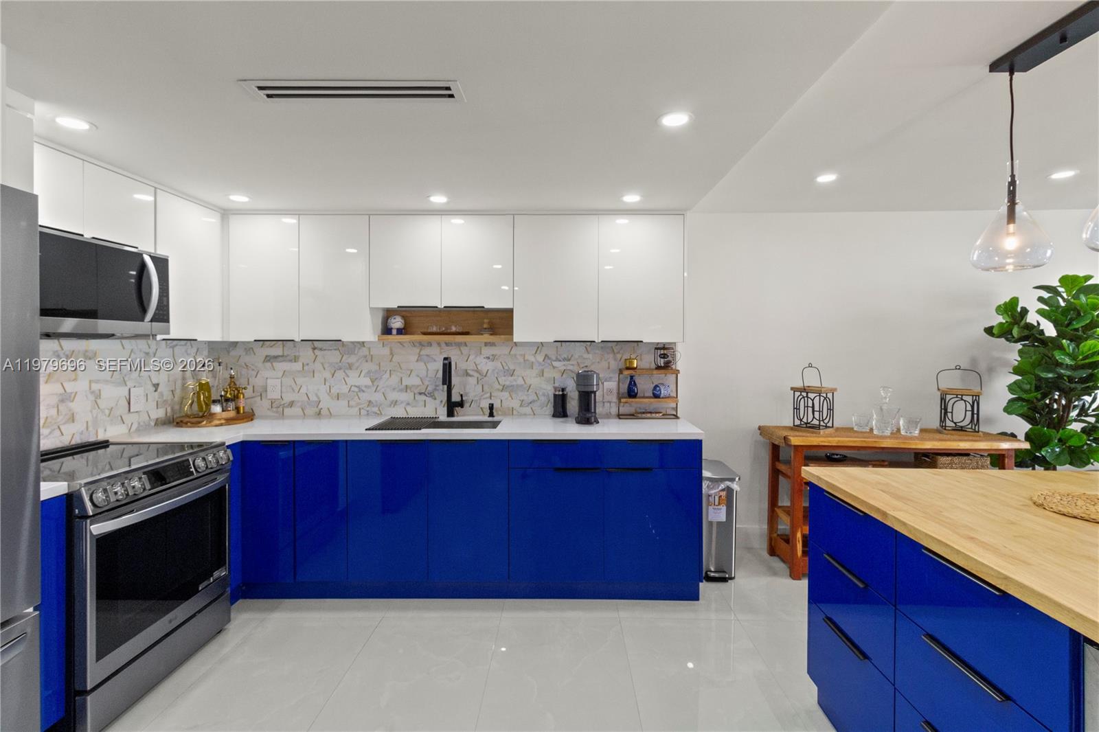 ARLEN BEACH CONDO - Residential