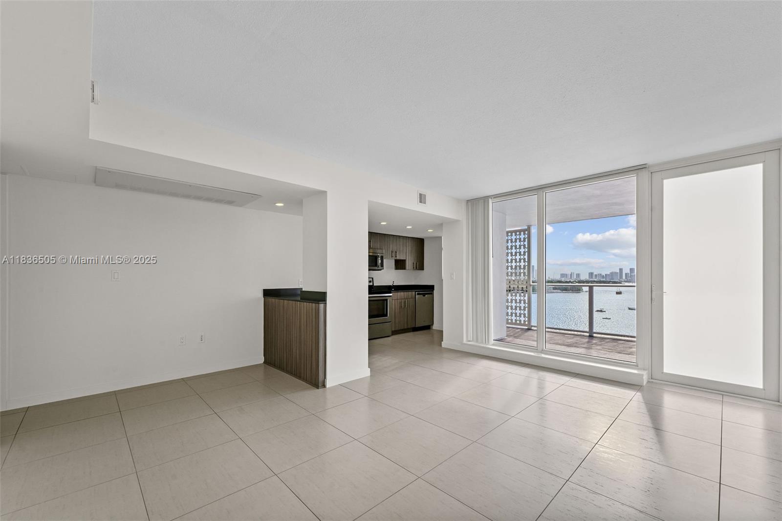 910 West Ave 1135