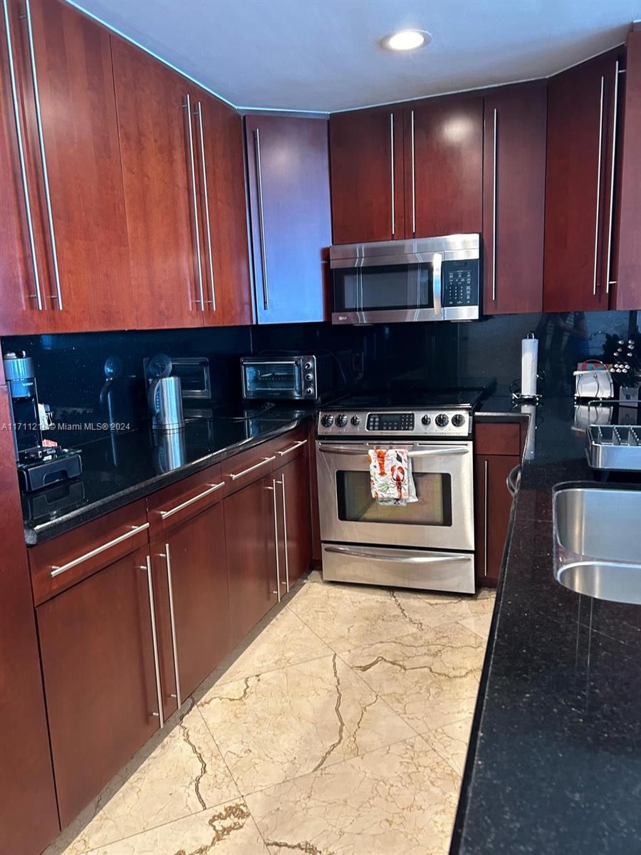 THE DECOPLAGE CONDO - Residential Lease