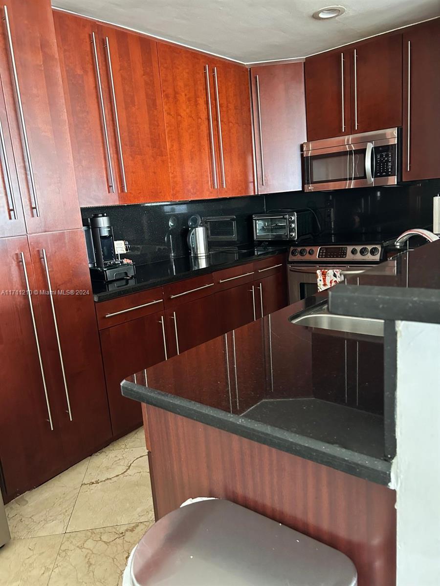 THE DECOPLAGE CONDO - Residential Lease