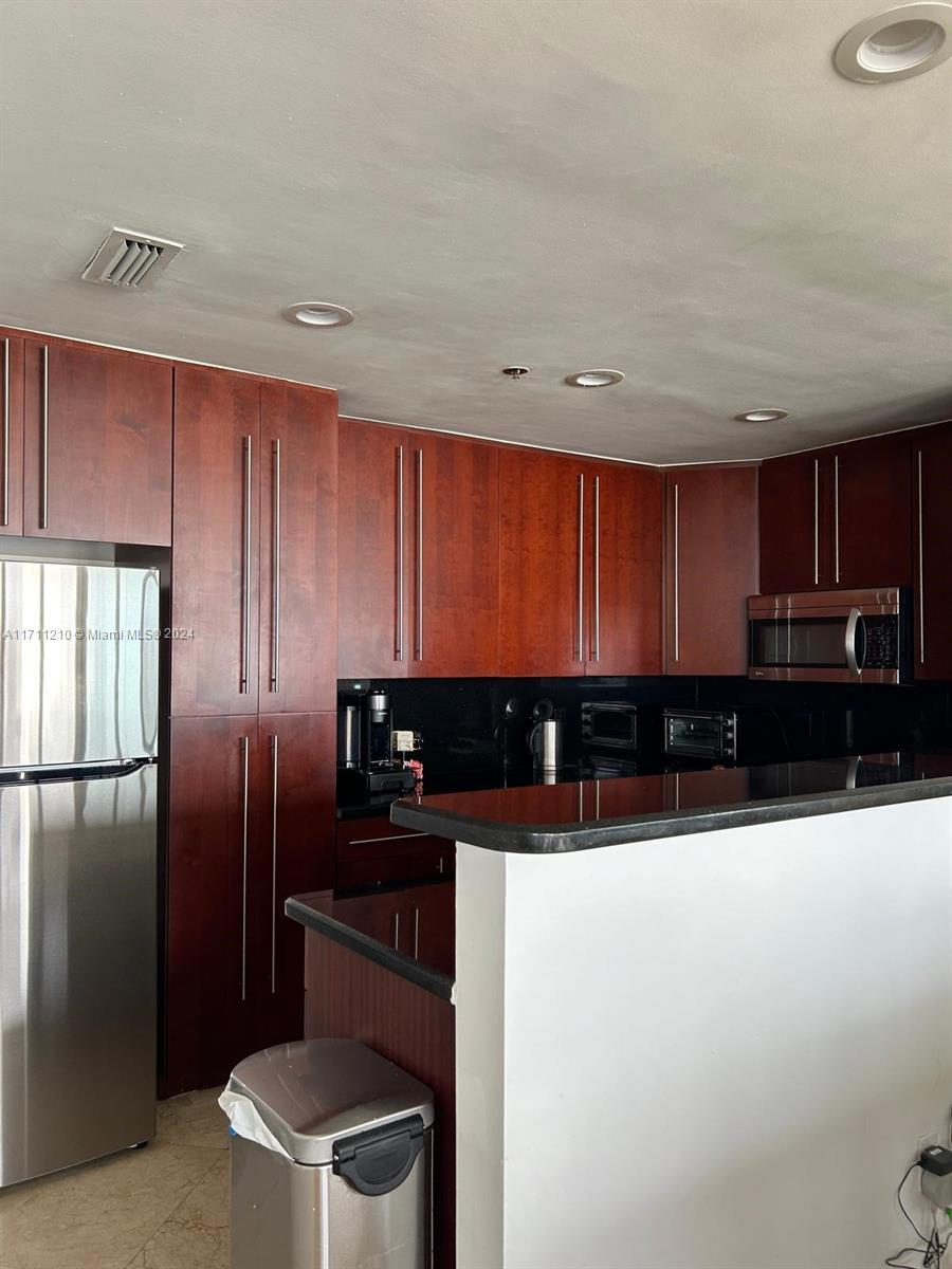 THE DECOPLAGE CONDO - Residential Lease