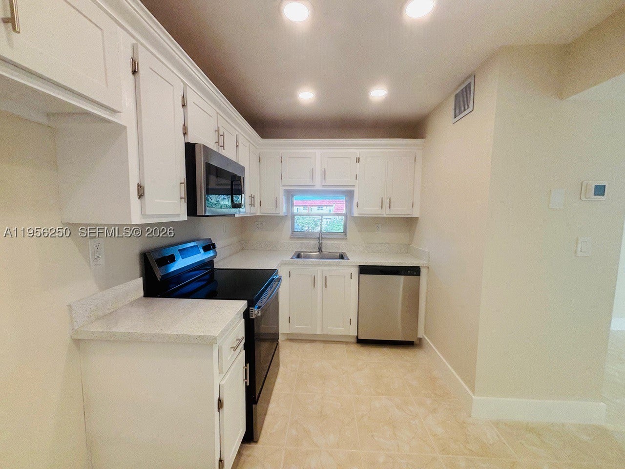 411 S Hollybrook Dr 305