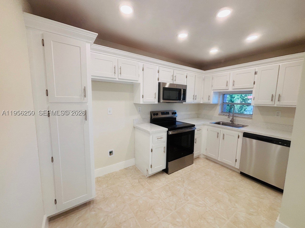 411 S Hollybrook Dr 305