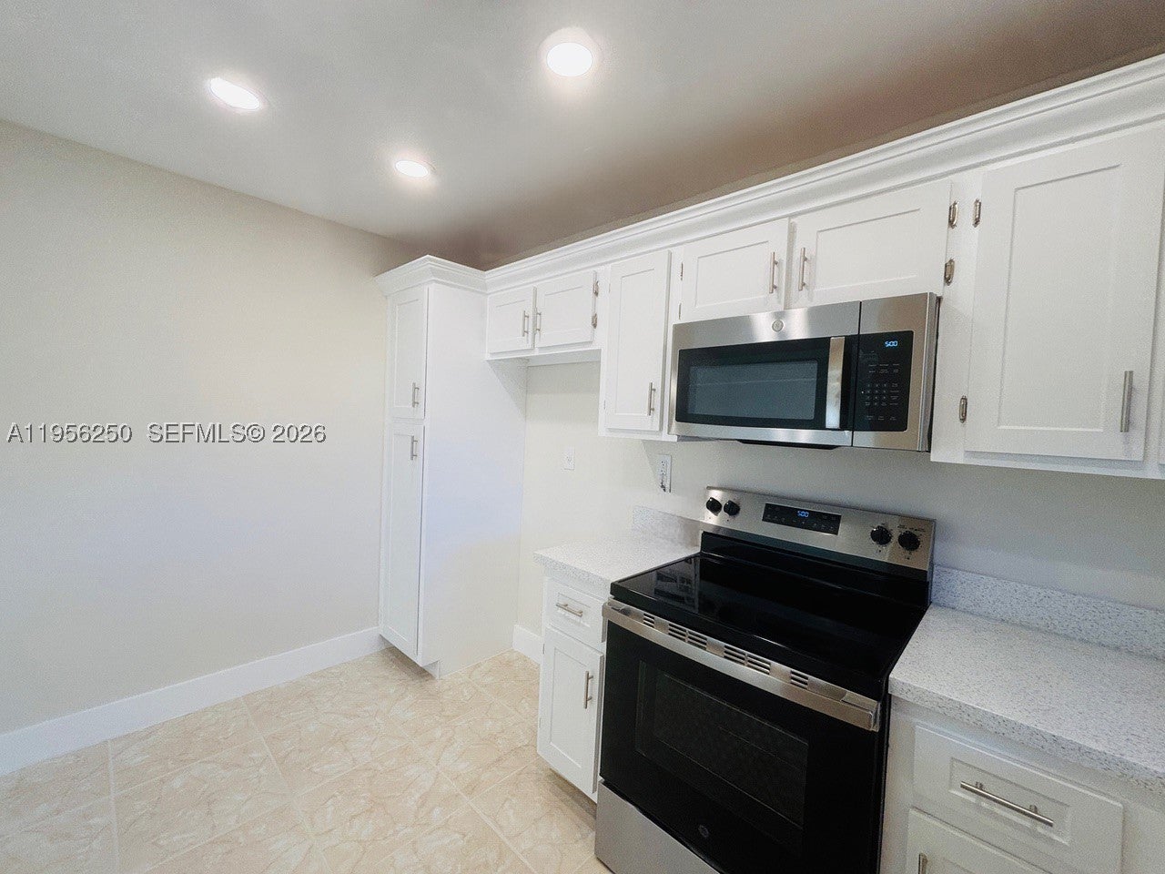 411 S Hollybrook Dr 305