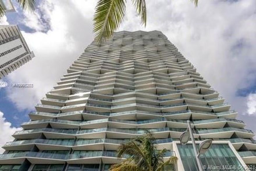 Enjoy living at the beautiful IconBay. Spacious 2 bedroom, 2 bathroom unit. Unobstructed views of the bay. 5-star amenities. minutes away from Miami Beach, Wynwood, Midtown, Downtown and Brickell, and airports.