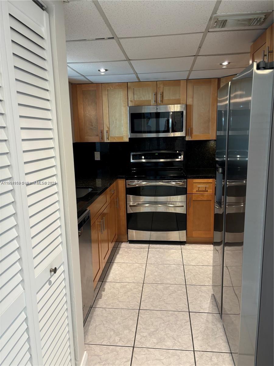 INTERNATIONAL TOWERS COND - Residential Lease