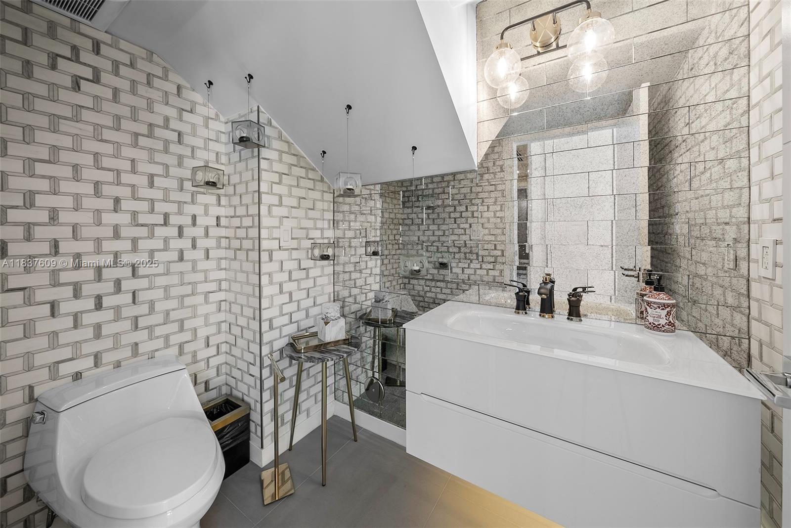 PINECREST VILLAS 2 ADDN - Residential