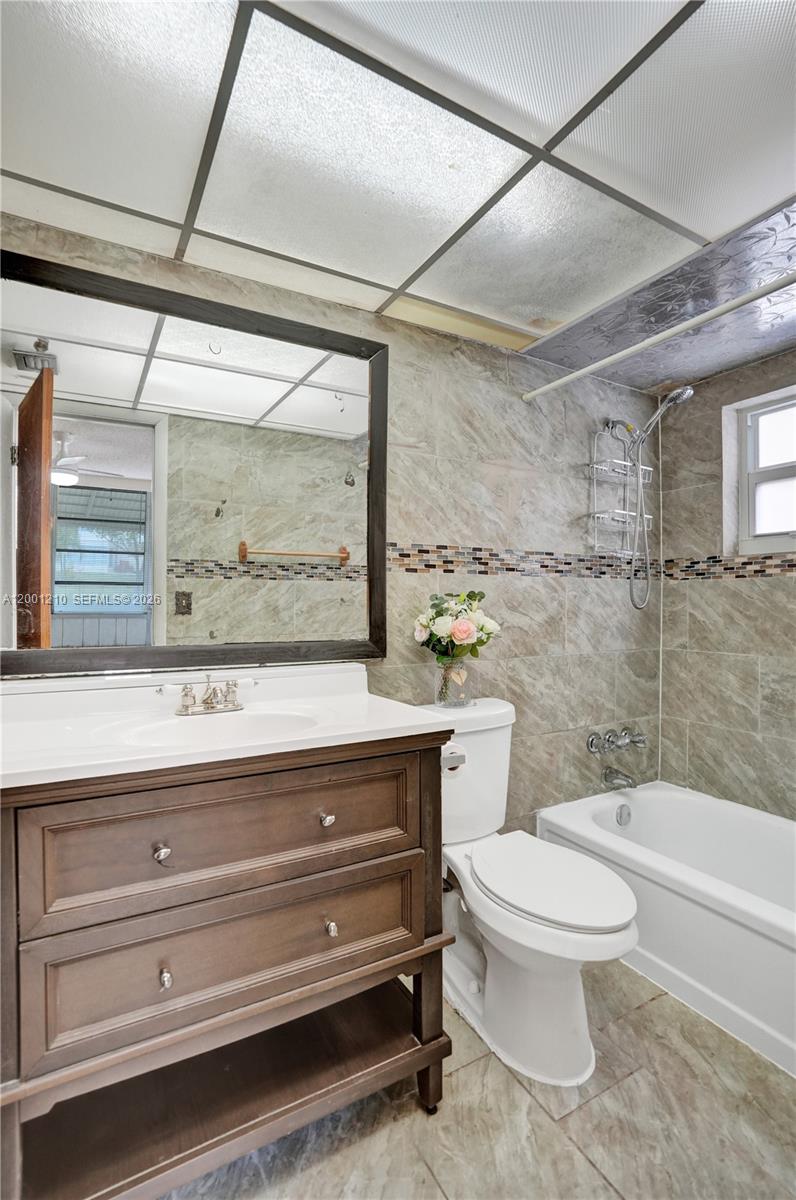 LAUDERDALE OAKS CONDO XI - Residential Lease