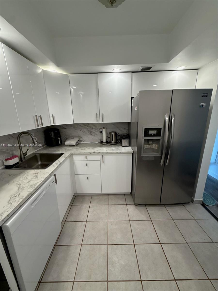 AVANT GARDE CONDO - Residential Lease