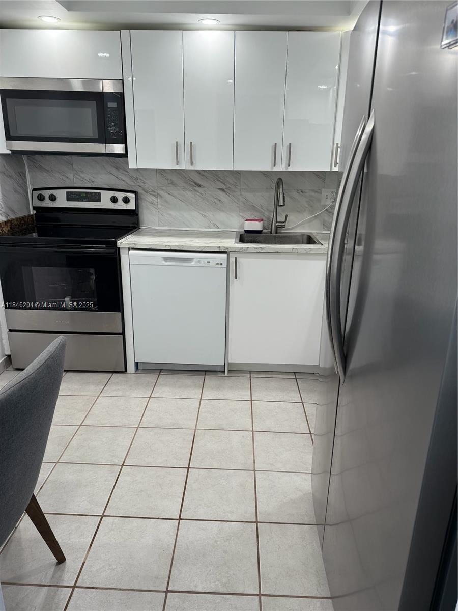 AVANT GARDE CONDO - Residential Lease