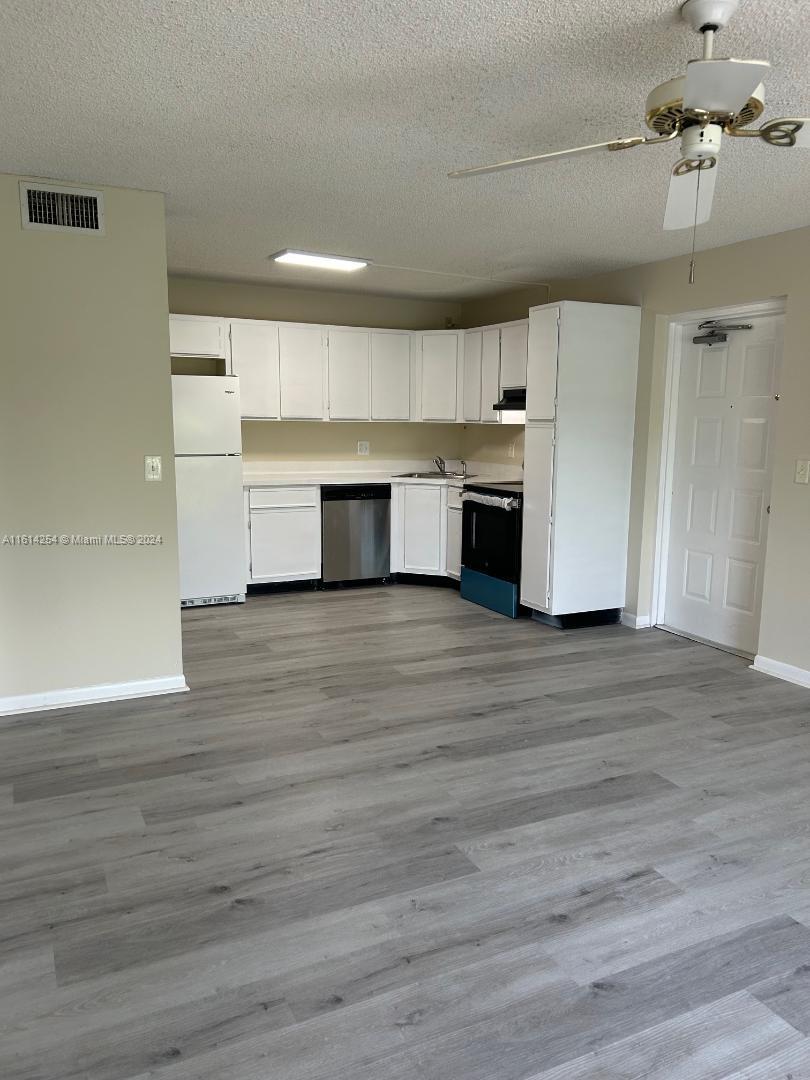 PALM CLUB VILLAGE II COND - Residential Lease