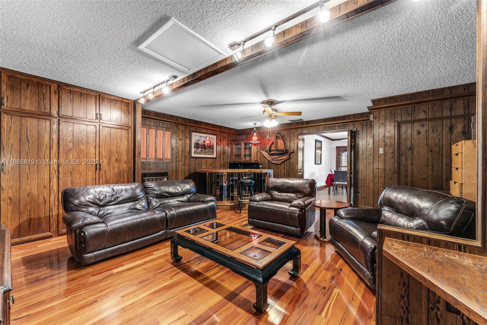 MELODY MANOR - Residential