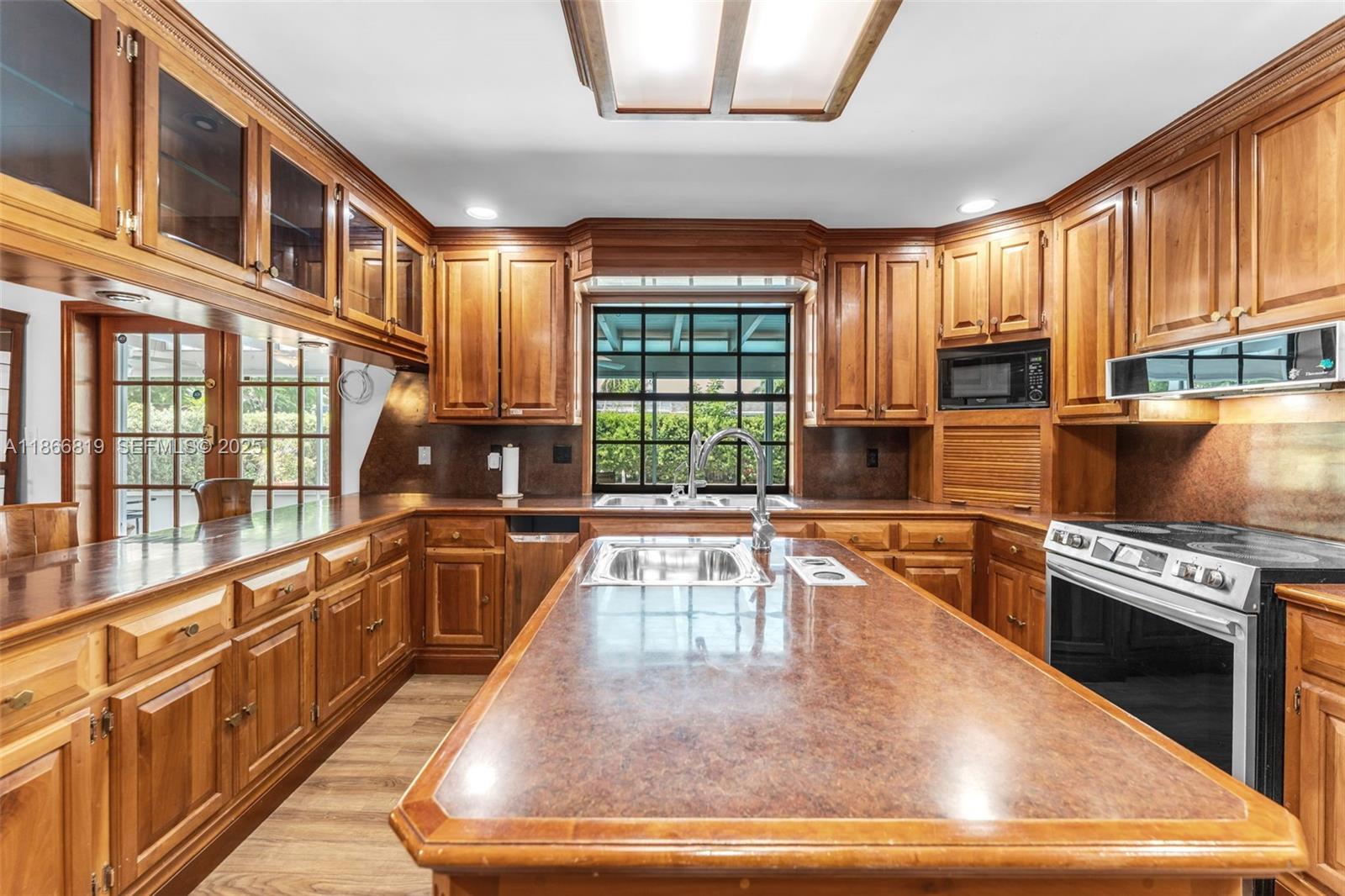 MELODY MANOR - Residential