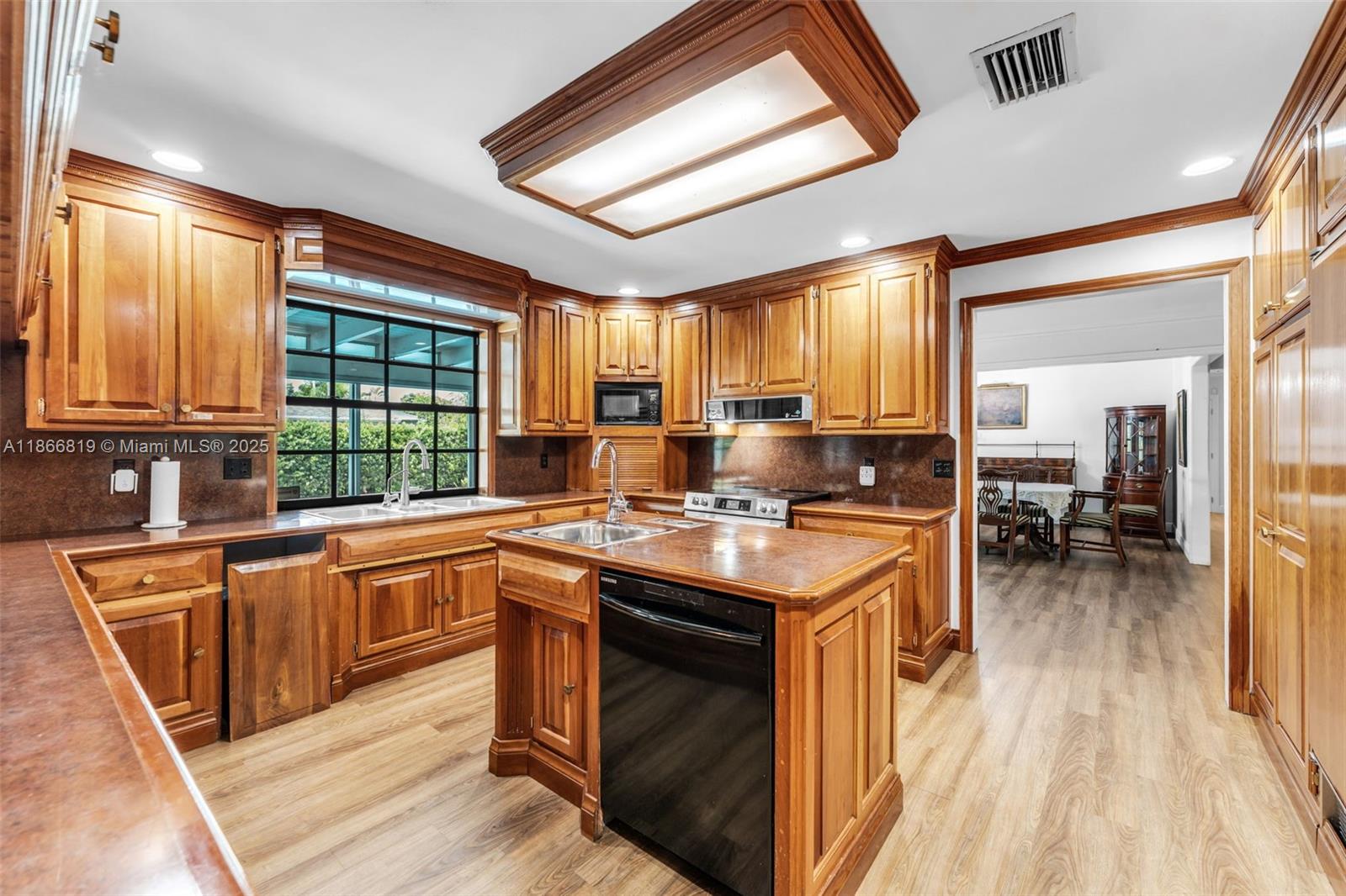 MELODY MANOR - Residential