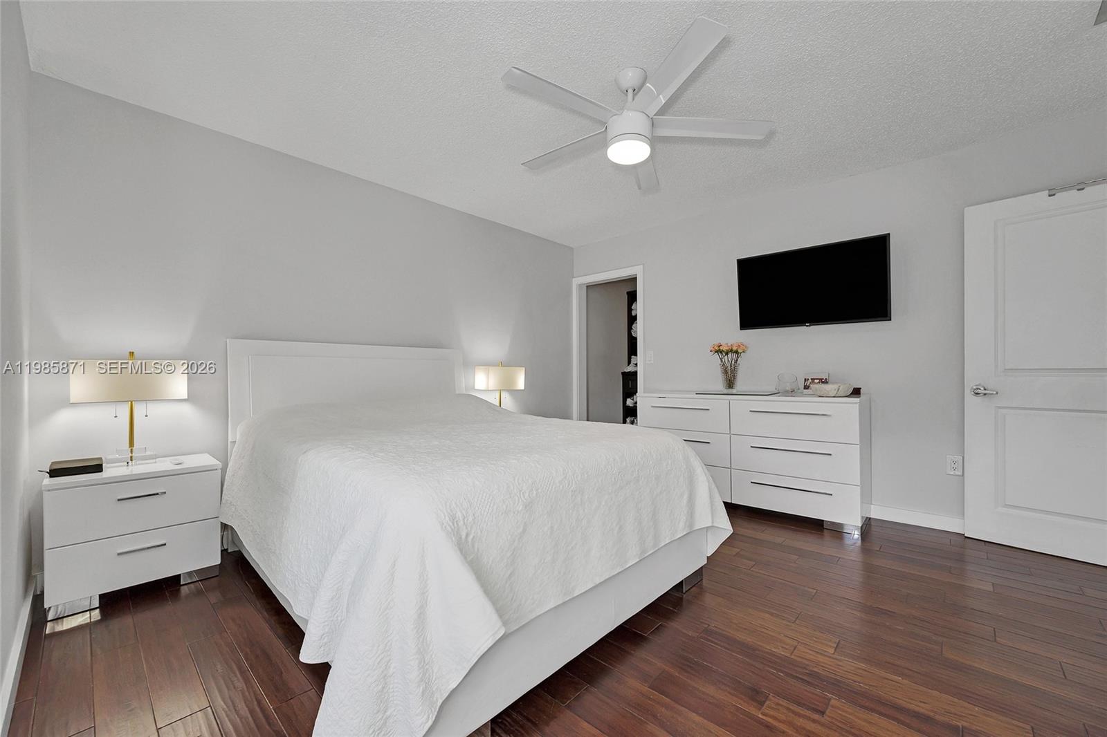 LAGO DEL REY CONDO - Residential