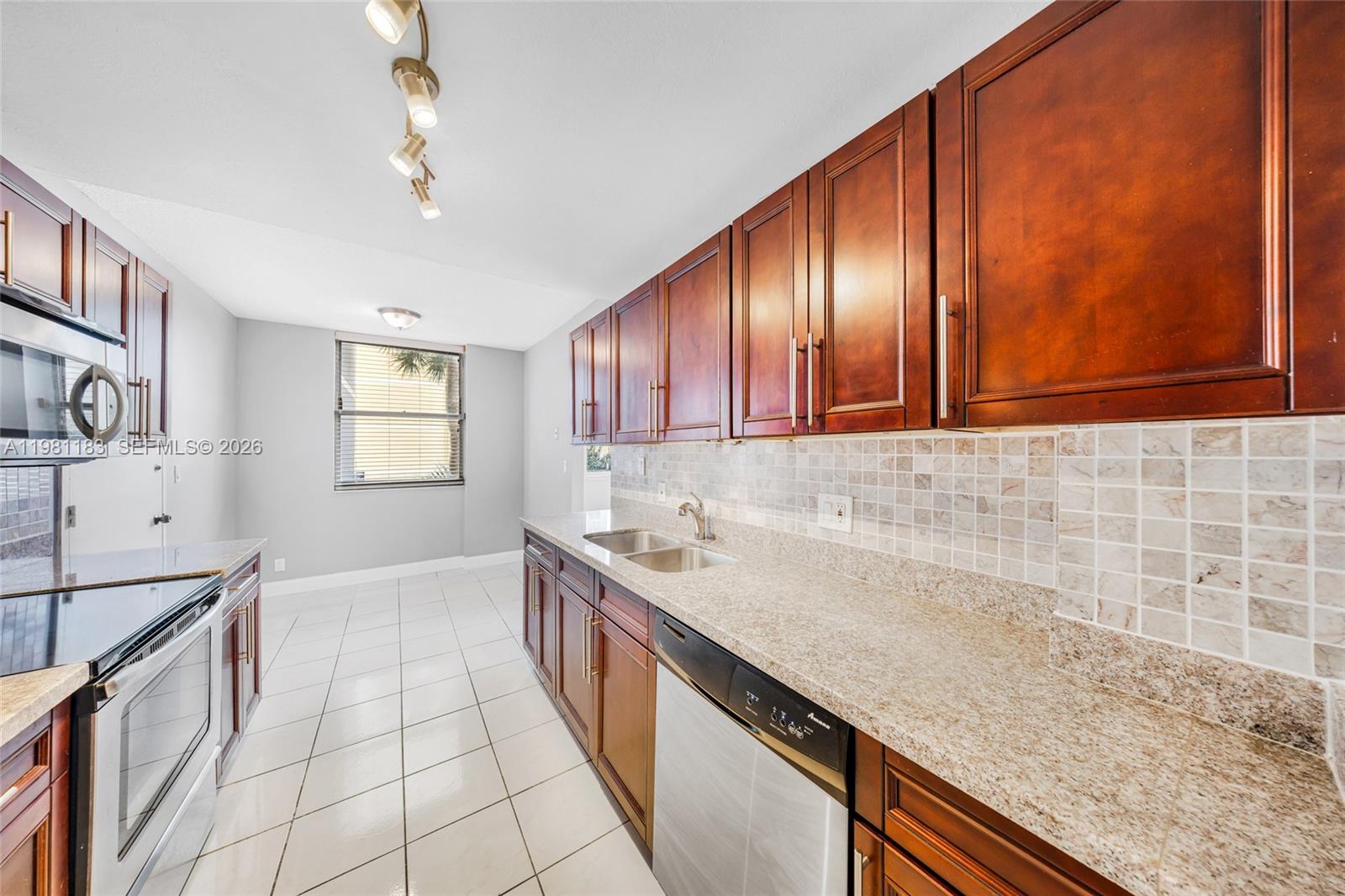 HILLCREST EAST NO 22 COND - Residential