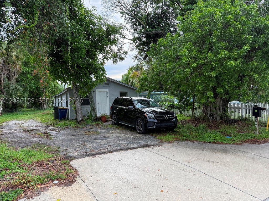 Photo of 309 N 17th St, Fort Pierce, FL 34950 (MLS # A12086159)