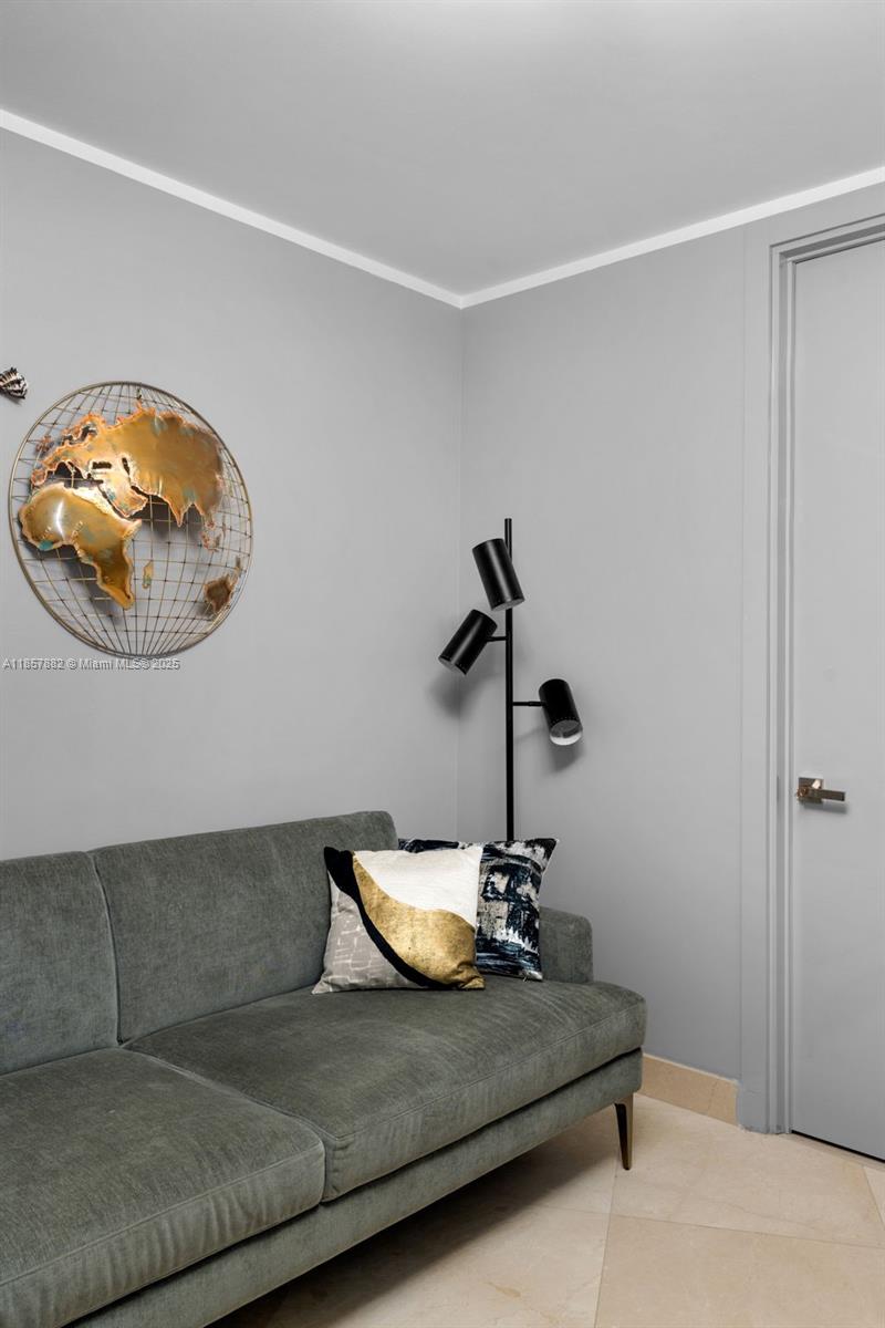 16001 Collins Ave 907